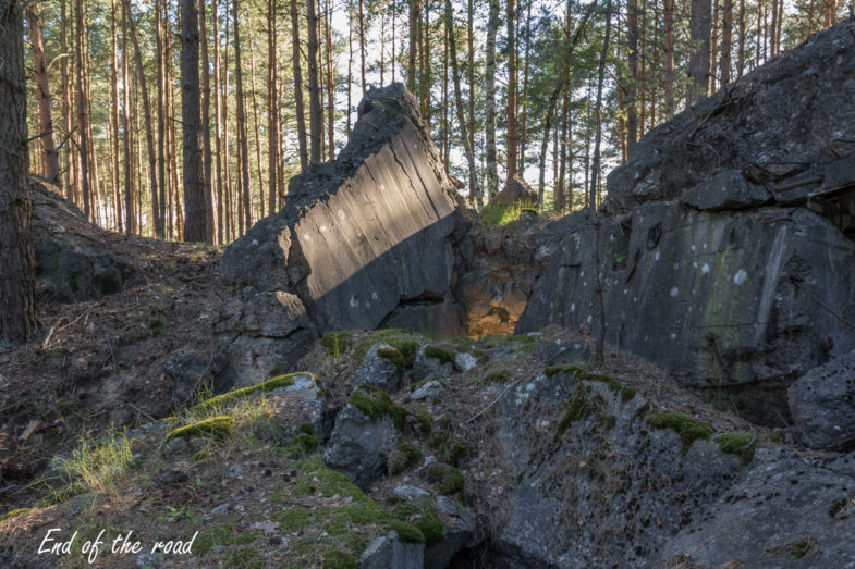 Pz. W. 877 - po lewej brok wejściowy, mniej więcej w środku kadru lewe wejście do obiektu