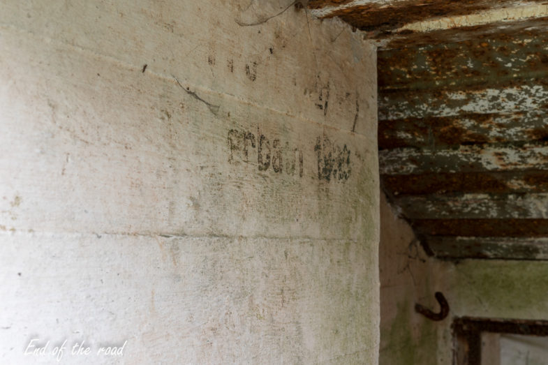 Oderstellung, Doppel-MG-Schartenstand 711, śluza gazoszczelna i ledwo czytelny napis: "...erbaut 193(3?)"