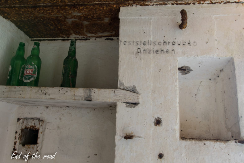 Oderstellung, Unterstand 710, śluza gazoszczelna, widok na niszę oświetleniową i niszę na MG wraz z półką na amunicję