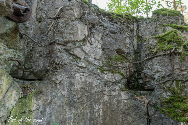 Panzerturm mit 6 Scharten 35P8 - sześciostrzelnicowa kopuła pancerna dla dwóch MG34 - odciśnięte w betonie ślady po kotwach mocujących pancerz