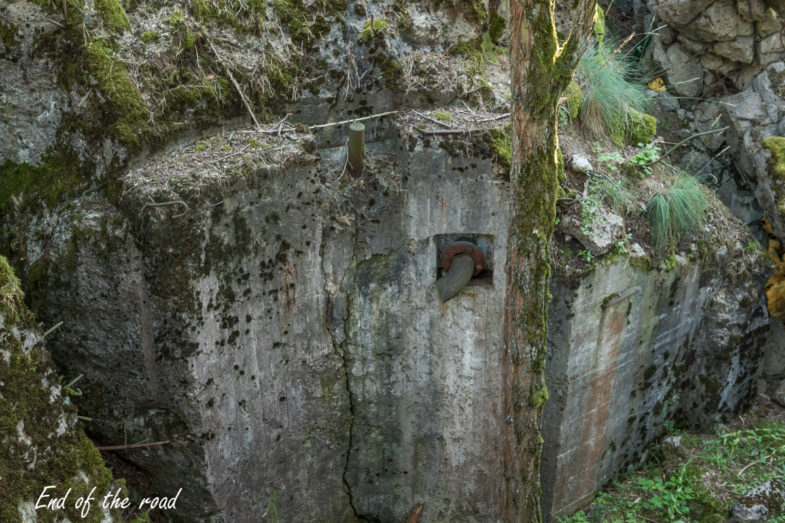 Panzerturm mit 6 Scharten 35P8 - sześciostrzelnicowa kopuła pancerna dla dwóch MG34 - jedna z czterech kotew mocujących pancerz