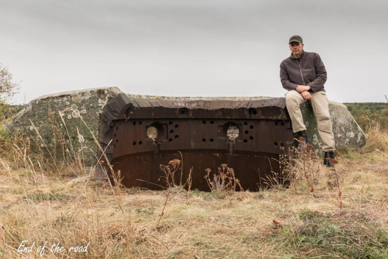 Panzerturm mit 6 Scharten 35P8 - sześciostrzelnicowa kopuła pancerna dla dwóch MG34 - zachowany fragment kopuły na obiekcie Pz. W. 677 z betonowym przedpiersiem, autor na zdjęciu dla zobrazowania wielkości pancerza