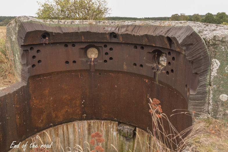 Panzerturm mit 6 Scharten 35P8 - sześciostrzelnicowa kopuła pancerna dla dwóch MG34 - zachowany fragment kopuły na obiekcie Pz. W. 677 na południowym odcinku FF OWB