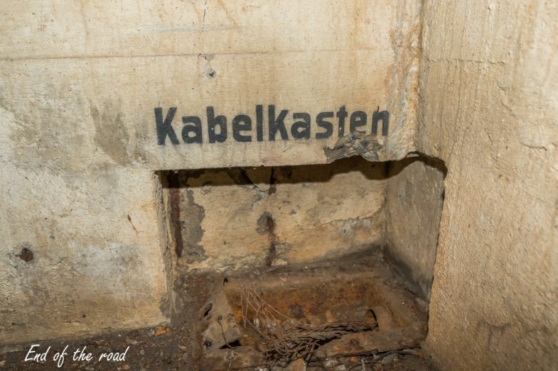 Pozostałości skrzynki kablowej łączności polowej