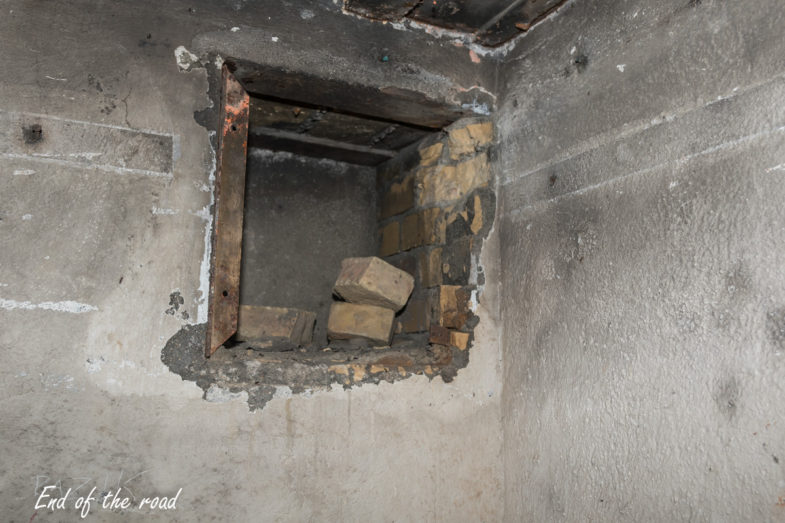 MG u. Pak 745 - kolejna komora minowa (Sprenkammer lub Sprengnische), znajdująca się u wylotu klatki schodowej na dolnej kondygnacji służąca do zniszczenia tej części schronu w przypadku konieczcnośći opuszczenia pozycji lub kapitulacj