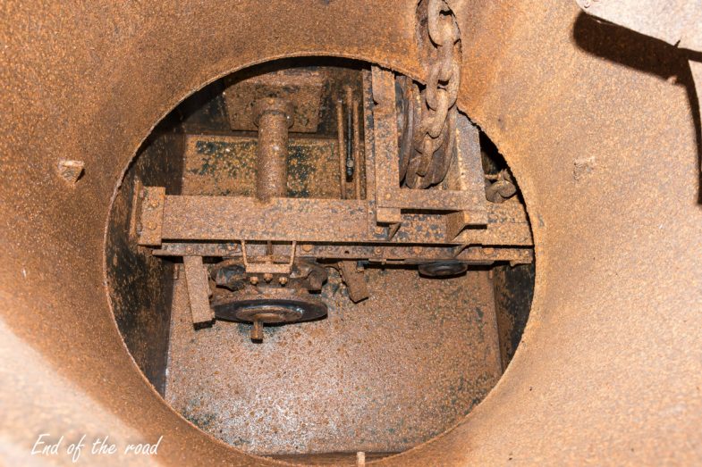 Wnętrze cylindra, widoczna jedna z dwóch osi mechanizmu zębatego unoszącego cylinder