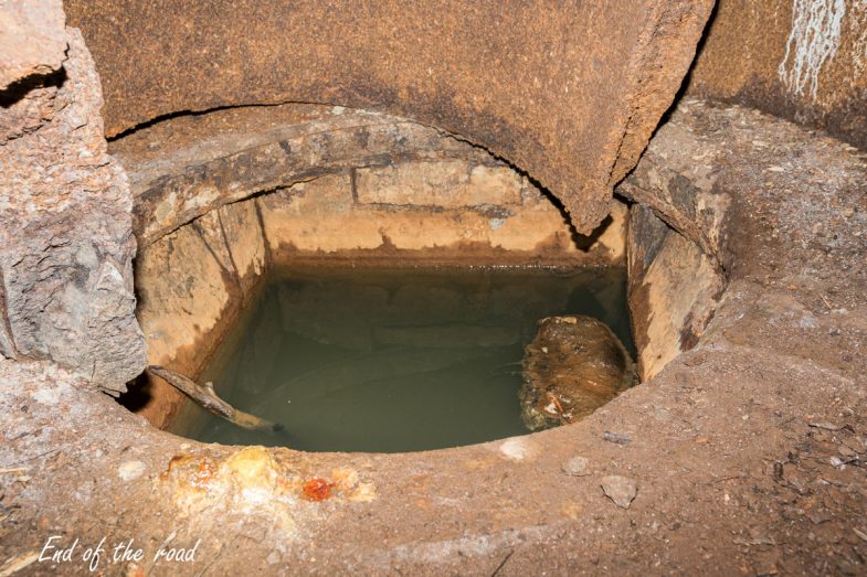 Kanał spustowy, cylinder miał sfazowane krawędzie, dzięki czemu szczelnie dopasowywał się do obręczy na wlocie kanału spustowego